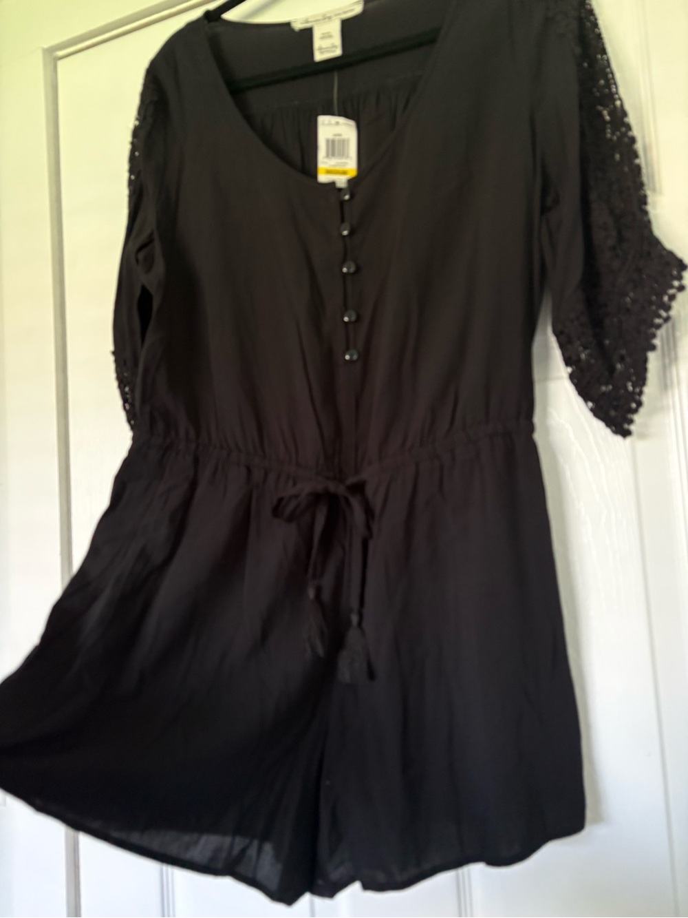 🔥2 for $20 SALE
American Rag Black Crochet-Sleeve Romper
NWT Size: M